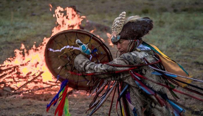 xamã mongol executando um ritual do fogo