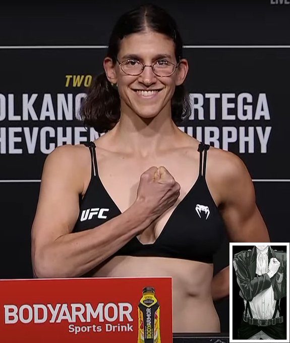 Roxanne Modafferi no centro da imagem. A atleta está sorrindo com os dentes superiores a mostra, usando um top da UFC, preto e com a mão (punho esquerdo) fechada, elevada à altura do coração. Na parte inferior direita, tem uma imagem comparativa com o anime.
