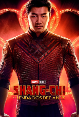 Na imagem vemos o personagem Shang-Chi da cintura para cima com a roupa que ele utiliza em uma das batalhas do filme. Ela é feita de couro de dragão na cor vermelha e uma calça preta. O personagem esta com uma expressão bem séria, olhando fixamente para frente. Atrás dele, vemos os dez anéis com uma cor vermelha brilhante. Na frente, vemos o nome do filme, que é Shang-Chi e a Lenda dos Dez Anéis, e o logotipo da Marvel em vermelho e amarelo.