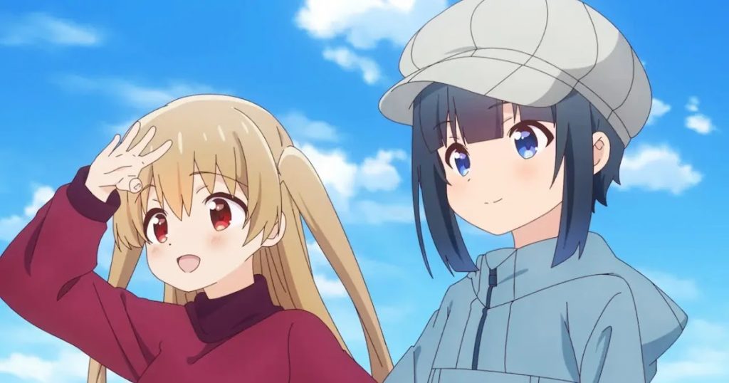 Imagem do anime. Koharu, à esquerda, com cabelos claros e olhos vermelhos, possui uma expressão de felicidade. Hiyori, à direita, com cabelos e olhos azuis, tem uma expressão feliz. Ambas olham para um ponto no horizonte.