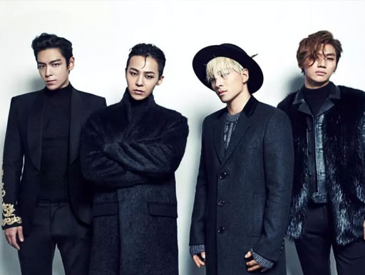Na imagem vemos os quatro membros da banda BIGBANG, que são: T.O.P, Taeyang, G Dragon e Daesung. Todos estão muito bem vestidos com ternos pretos e sobretudo, e um até com um chapéu. Todos muito elegantes na imagem com o fundo todo branco.