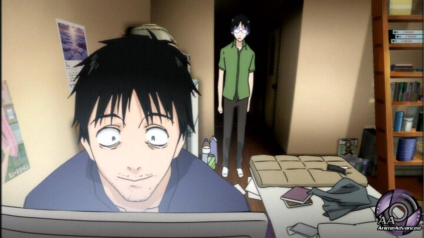Personagem Satō do anime NHK ni Yōkoso!, sentado em frente a uma tela de computador com uma expressão de total vício e atenção, enquanto outro personagem que está logo atrás dele está com um olhar preocupado observando o vício do Satō.