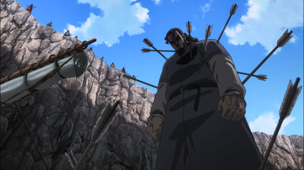 Personagem Thors do anime Vinland Saga em pé enquanto é alvejado por várias flechas em todo o seu corpo por arqueiros no alto de uma colina.