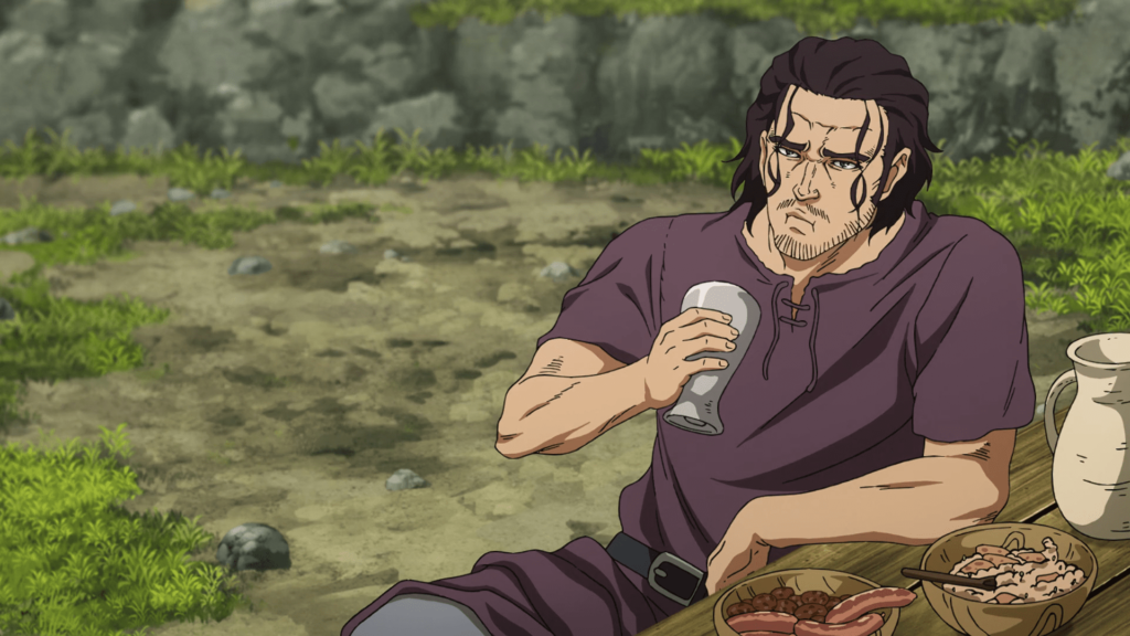Personagem Cobra do anime Vinland Saga, sentado apoiado em uma mesa com comidas e bebidas enquanto segura um copo de bebida na mão.