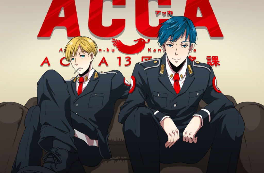Jean e Nino, personagens do anime ACCA 13-ku Kansatsu-ka, sentados em um sofá. Ambos usando o uniforme da ACCA.