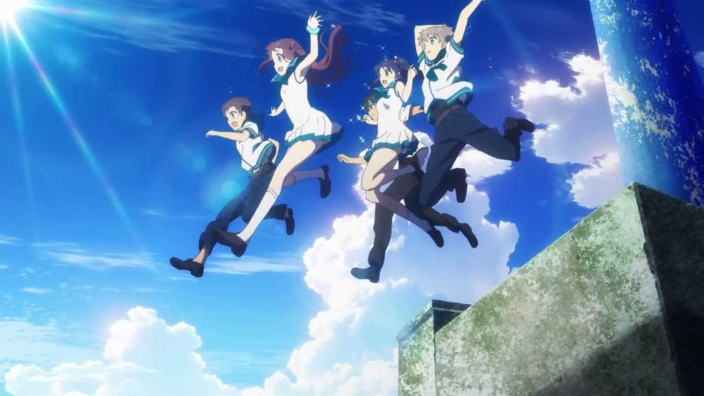 Cinco personagens do anime Nagi no Asu Kara usando uniforme escolar pulando de uma ponte em direção ao mar.