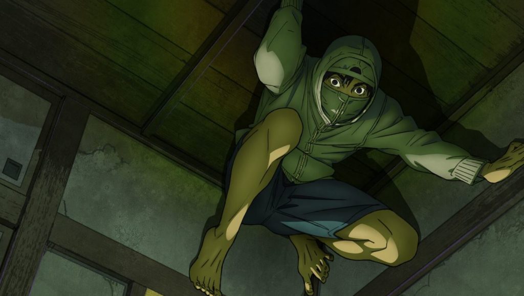 Kumogakure Kurō, protagonista do anime Under Ninja, pendurado no teto de uma casa. Ele está usando um casaco com capuz, uma bermuda e uma mascará cobrindo todo o rosto, deixando apenas os olhos à mostra.