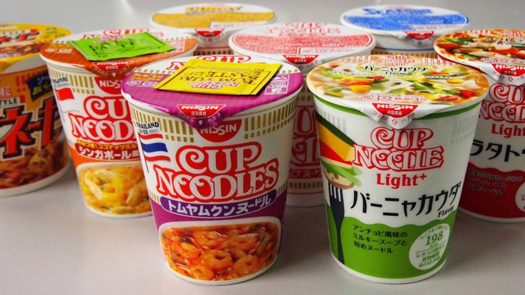 Propaganda de oito Cup Noodles de marcas japonesas.