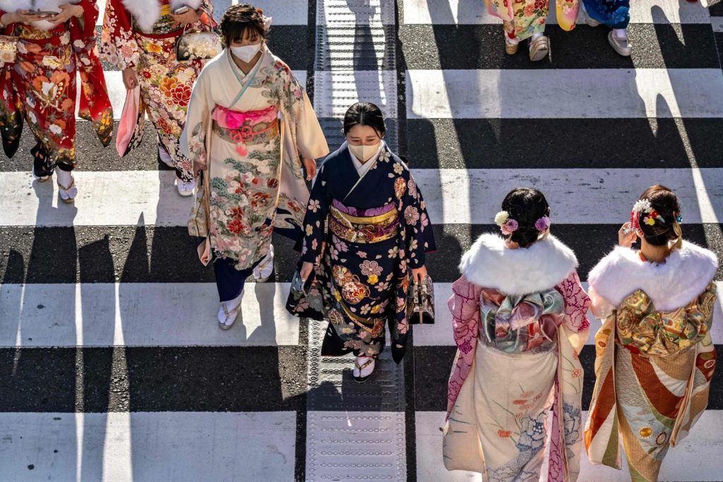 Fotos de algumas pedestres de quimono participando de um dia de festividade no Japão