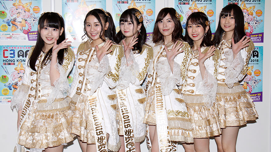 Foto com seis membros do grupo de j-pop SKE48