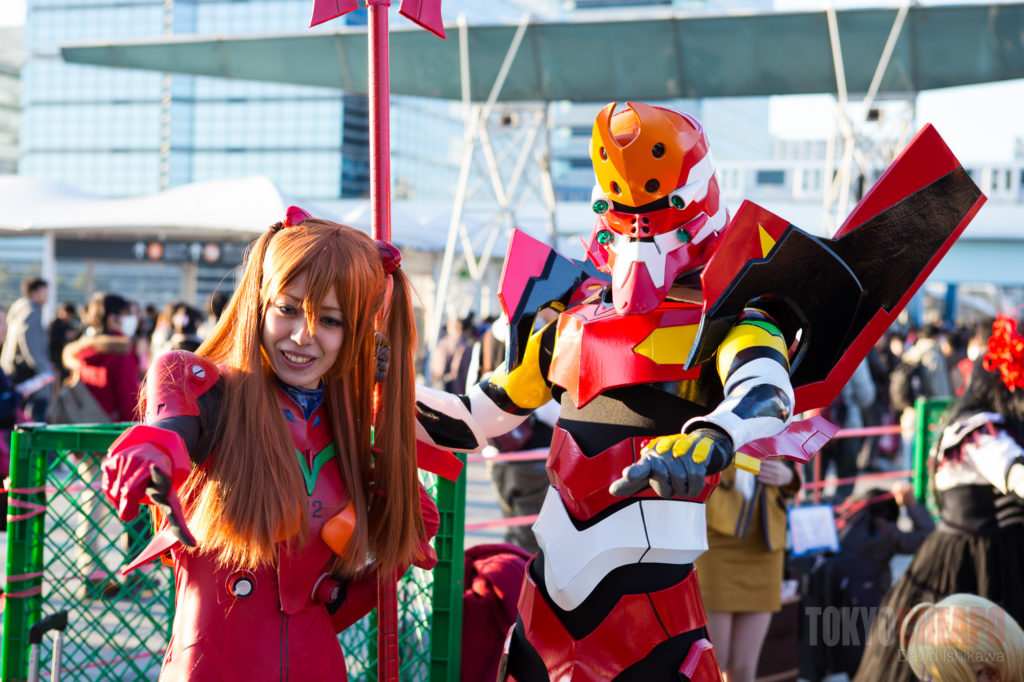 Foto retirada em uma das edições da Comiket no japão, contendo dois cosplayers de Neon Genesis Evangelion