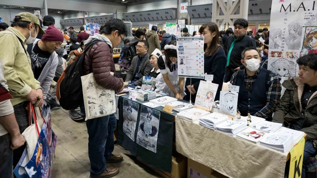 Foto retirada em uma das edições da Comiket no japão, numa das bancas de mangakás independentes