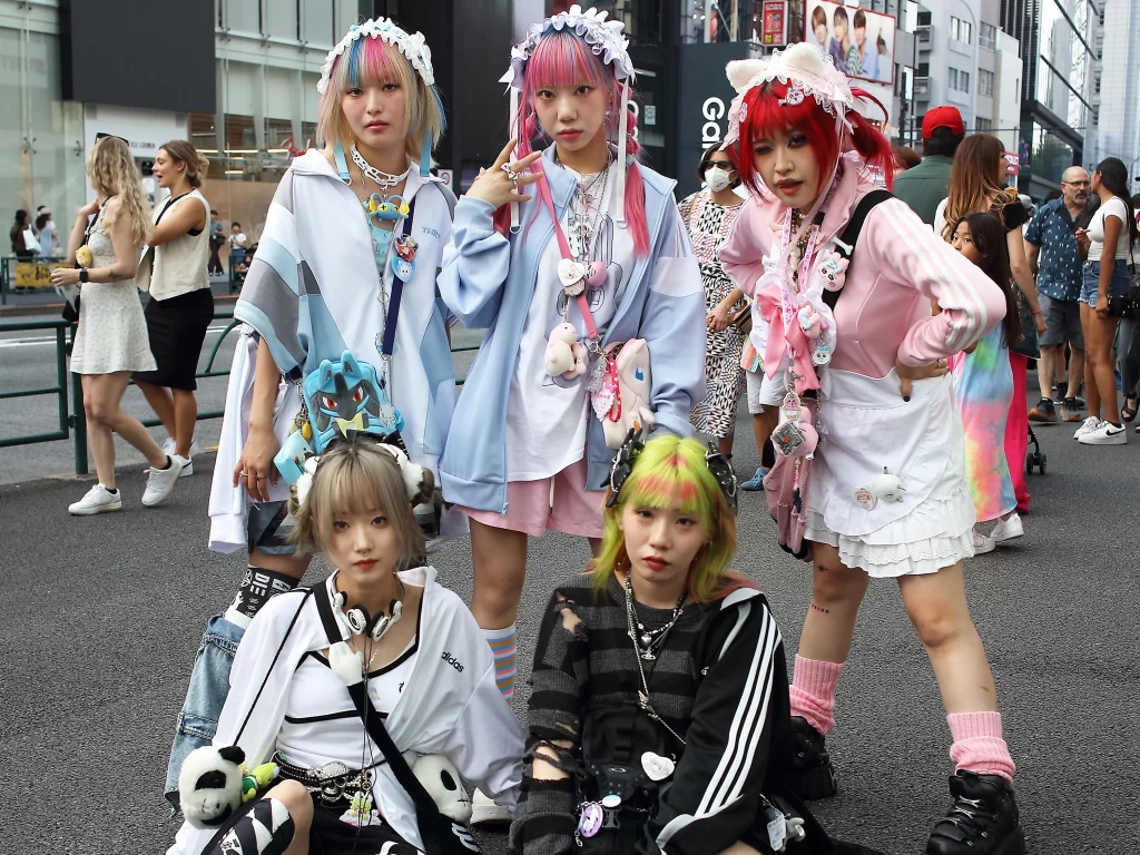 Foto com cinco meninas japonesas vestidas na Moda Harajuku, em Harajuku, Tóquio