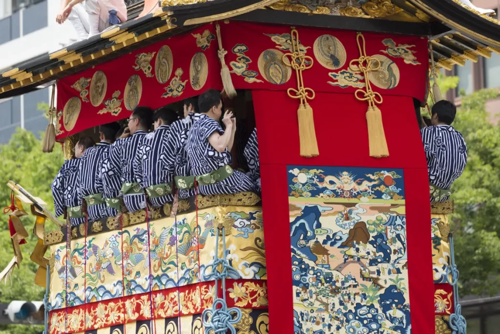 Foto tirada de uma espécie de carro alegórico ou arca que é carregada durante as celebrações de festivais tradicionais típicos de cada região do Japão