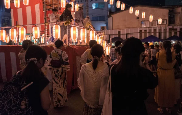 Foto tirada de um dos festivais tradicionais japoneses, realizado no Japão