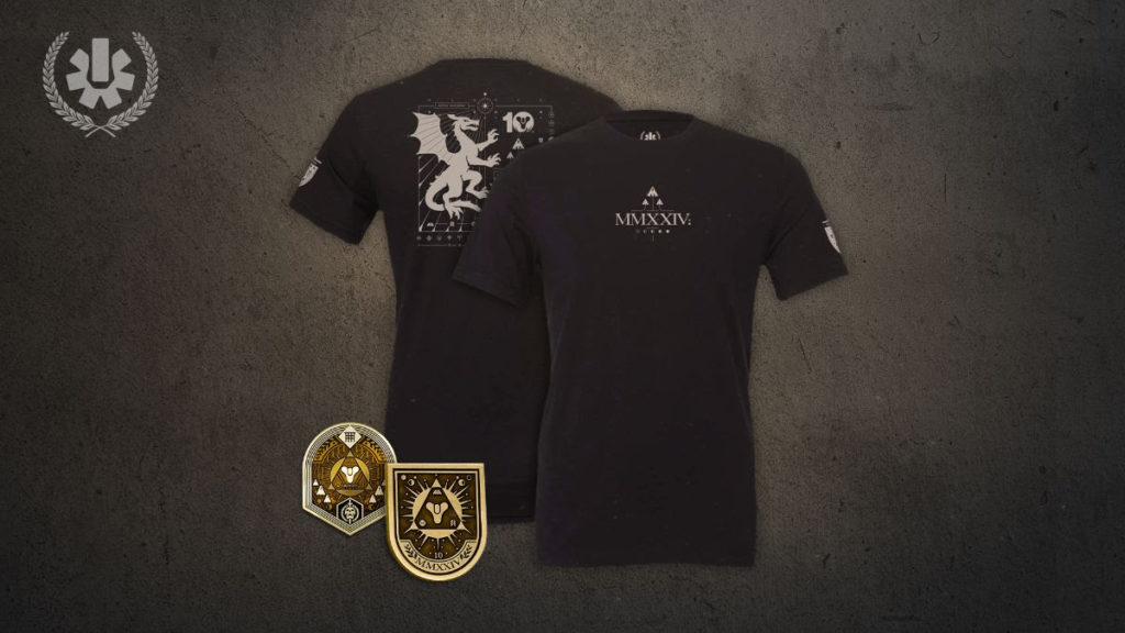 Camisetas pretas com as insígnias do jogo, assim como os dois modelos de broches, que serão os brindes.